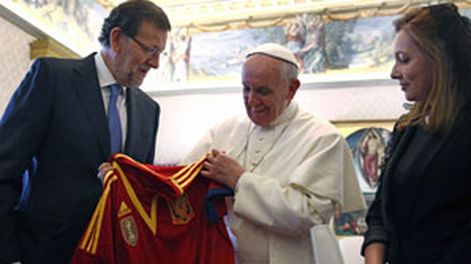 Rajoy le regaló a Francisco una camiseta de España