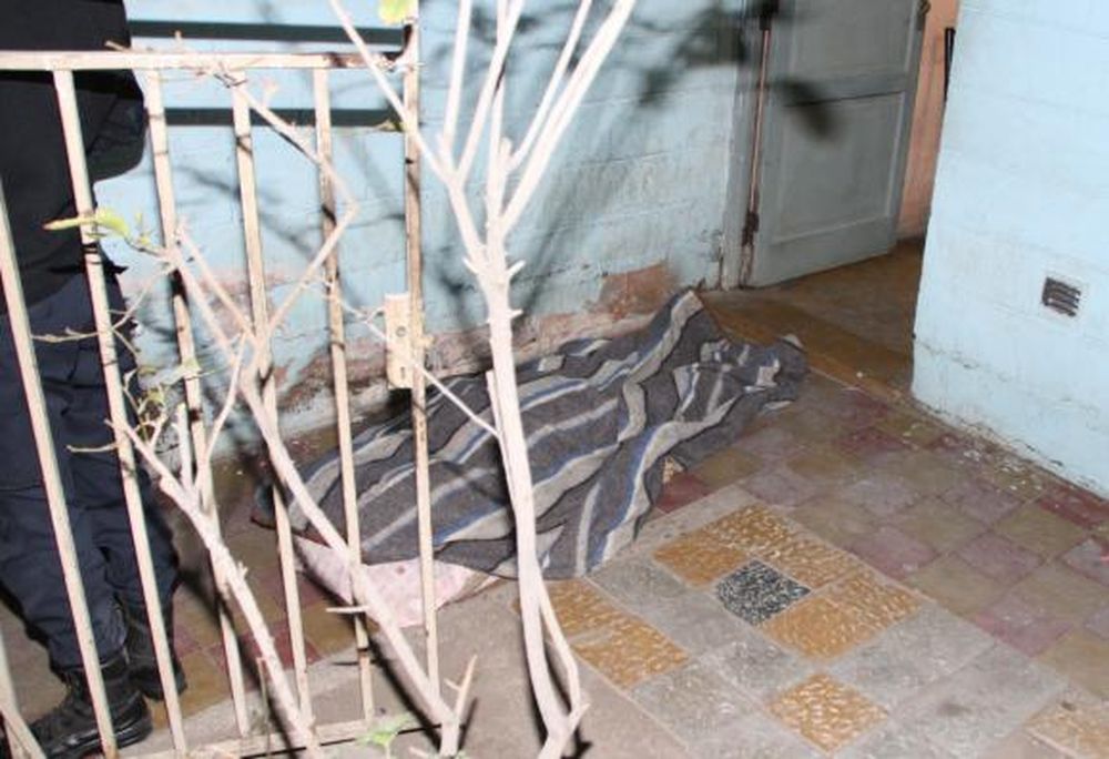 Murió en casa y hay polémica