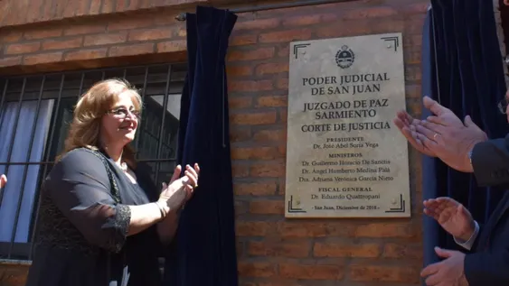 La jueza de Paz que permite pagar multas con mercadería ¿incurre en un delito?