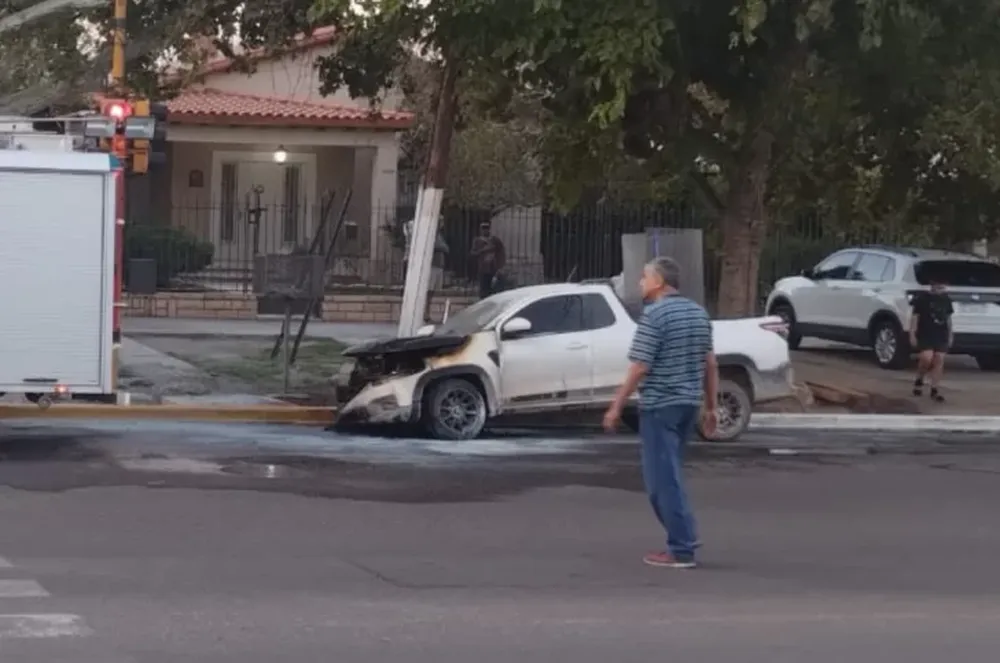 Una camioneta ardió en llamas en una transitada zona de Desamparados
