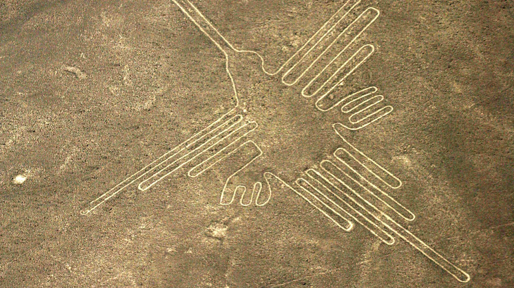 Vista aérea de una figura llamada colibrí dentro del conjunto de geoglifos de las milenarias Líneas de Nasca, en Perú.&nbsp;