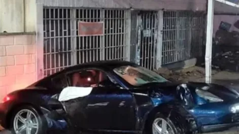 ¡Ouch! Salió en el Porsche que un cliente había dejado en el taller donde trabaja y lo chocó