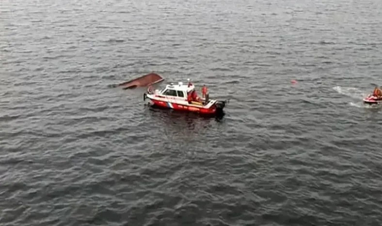 Al menos seis muertos por el hundimiento de un barco turístico
