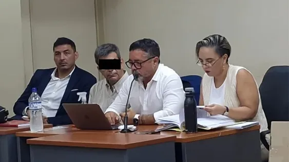 Médico acusado de abuso, frente al juez.-