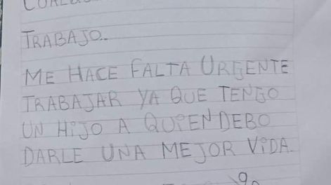 Pegó un cartel escrito con puño y letra para buscar trabajo: “Debo darle una mejor vida a mi hijo”