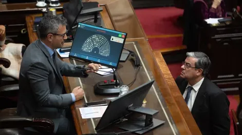 Martín Menem dialogando con Germán Martínez, jefe del bloque del peronismo (Jaime Olivos).