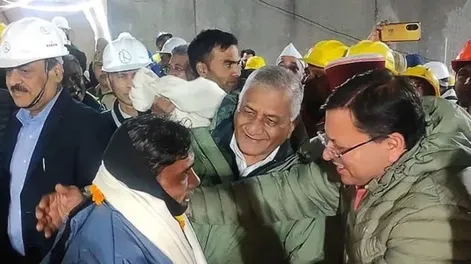 Lograron rescatar a los 41 obreros atrapados hace 17 días en un túnel en India