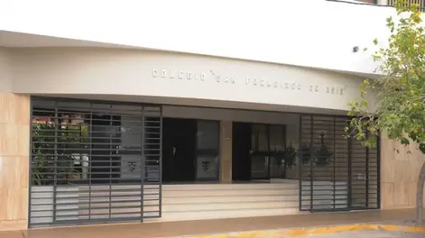 restriccion total de celulares en un colegio: como se implementa la medida durante toda la jornada escolar