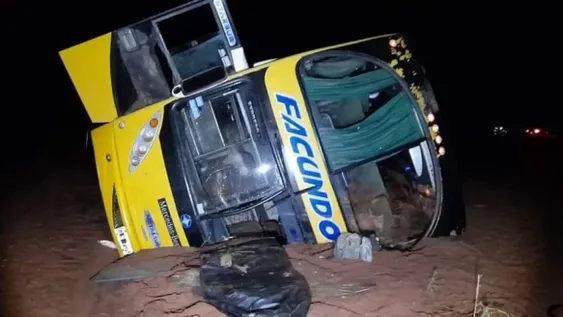 Un colectivo intentó cruzar un río, fue arrastrado por la creciente y volcó en La Rioja