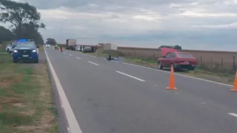 Córdoba: un hombre se detuvo en la banquina por fallas en su auto y murió chocado por un camión