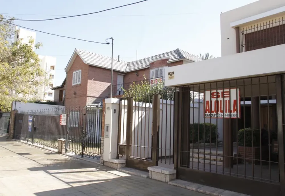 OFERTA. Al contrario de lo que pasó en otros momentos, hay casas en alquiler, pero los precios en muchos casos son tan altos que los inquilinos no encuentran opciones.