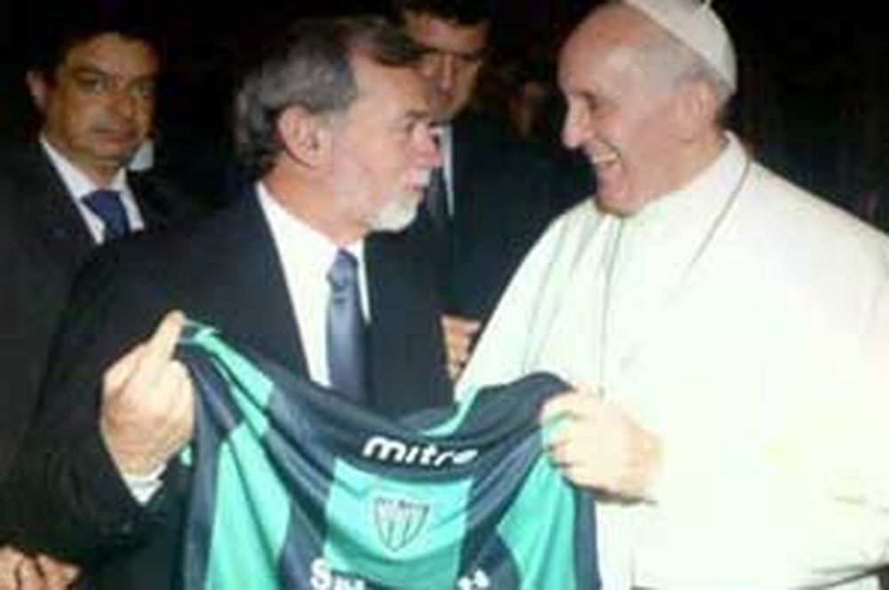 El Papa Francisco recibió la camiseta de San Martín