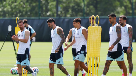La Selección argentina se entrenó en Kansas: Nahuel Molina gana terreno para ser titular ante Austria
