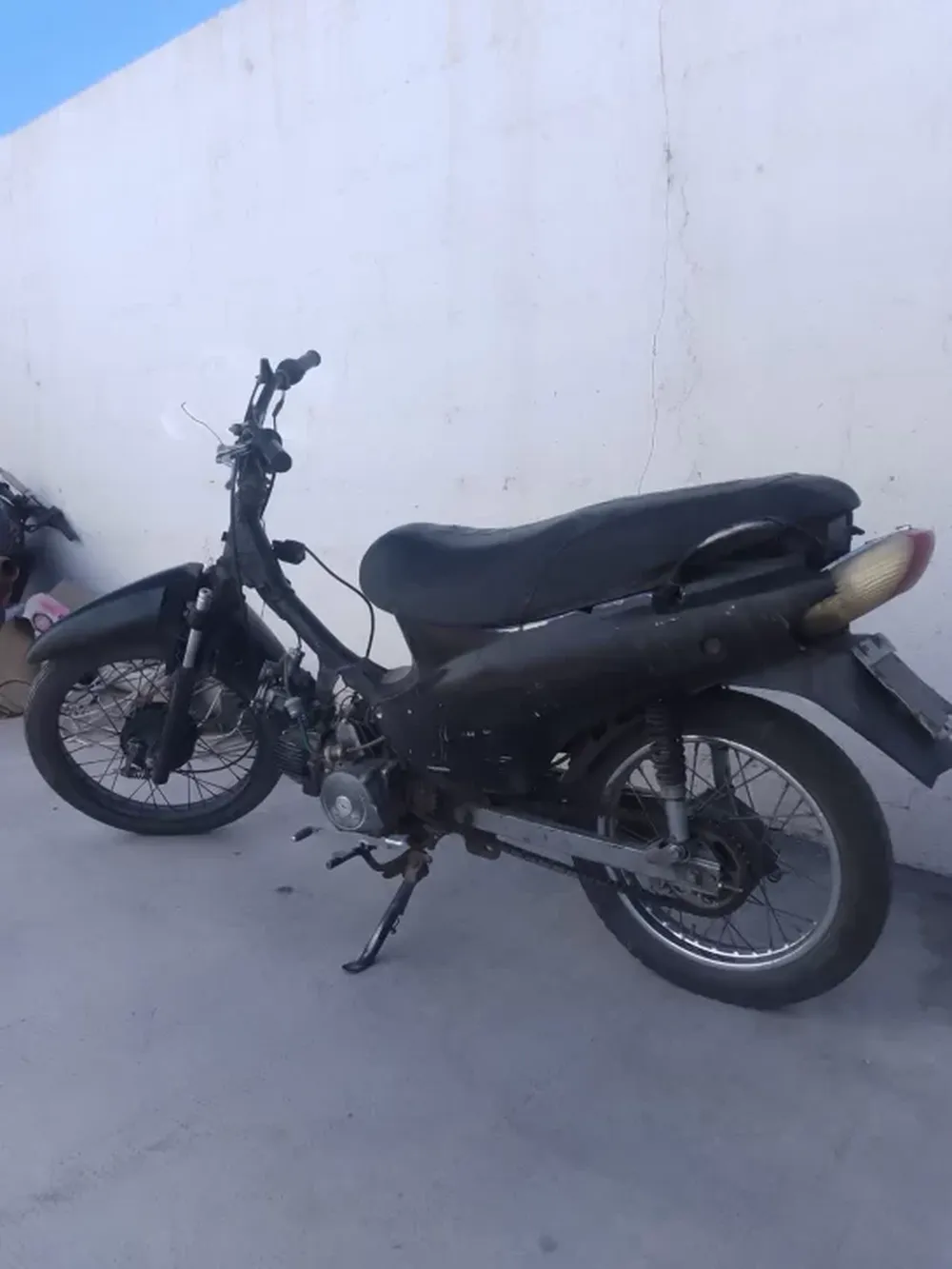 Lo quiso parar la Policía, pero se tiró a un zanjón y huyó: andaba en una moto robada