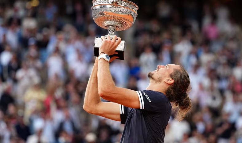 En su cuarta final de Grand Slam, Alexander Zverev finalmente logró su primer trofeo de major: el alemán con la Copa de los Mosqueteros de Roland Garros.