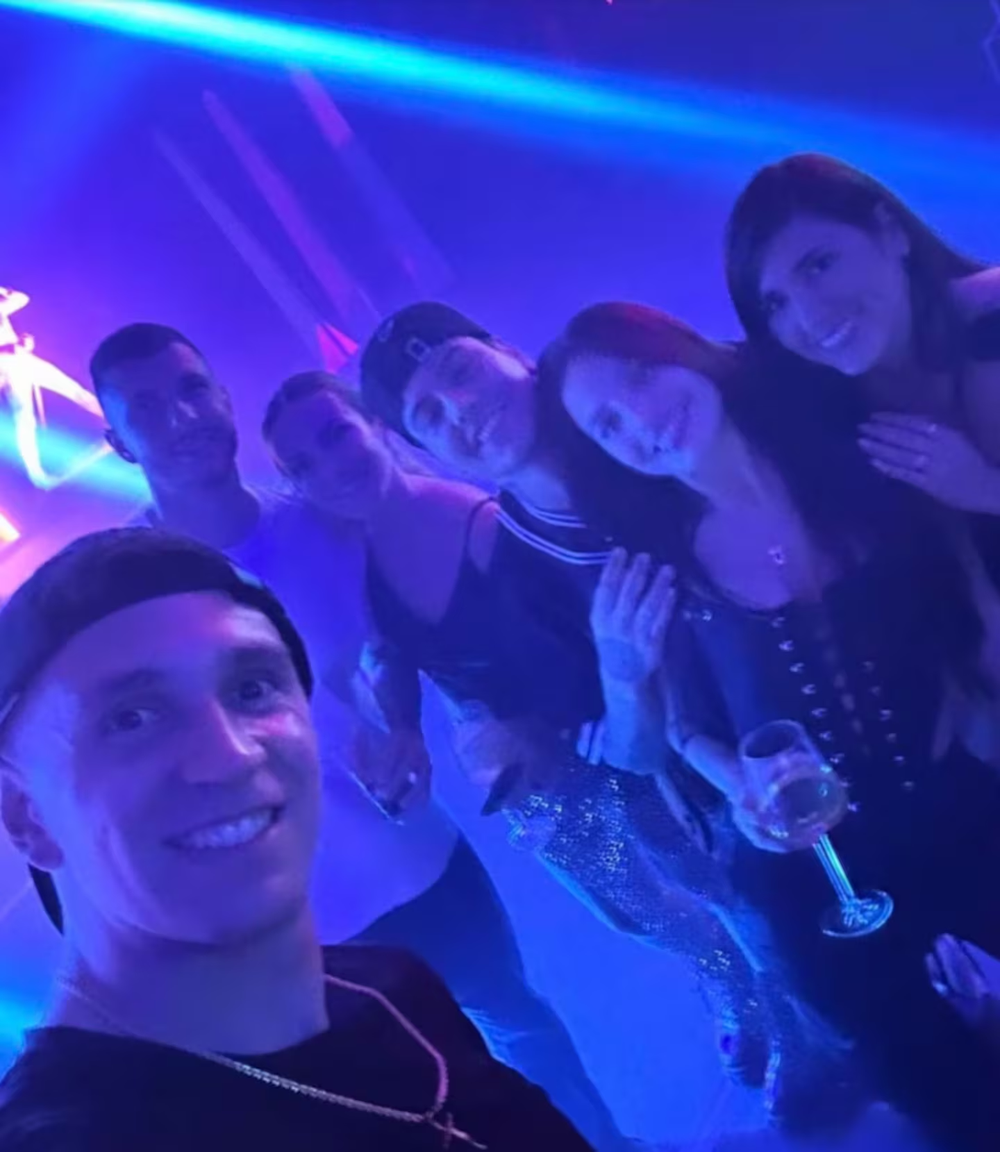 El look de Emilia Mernes en la fiesta de la Scaloneta.