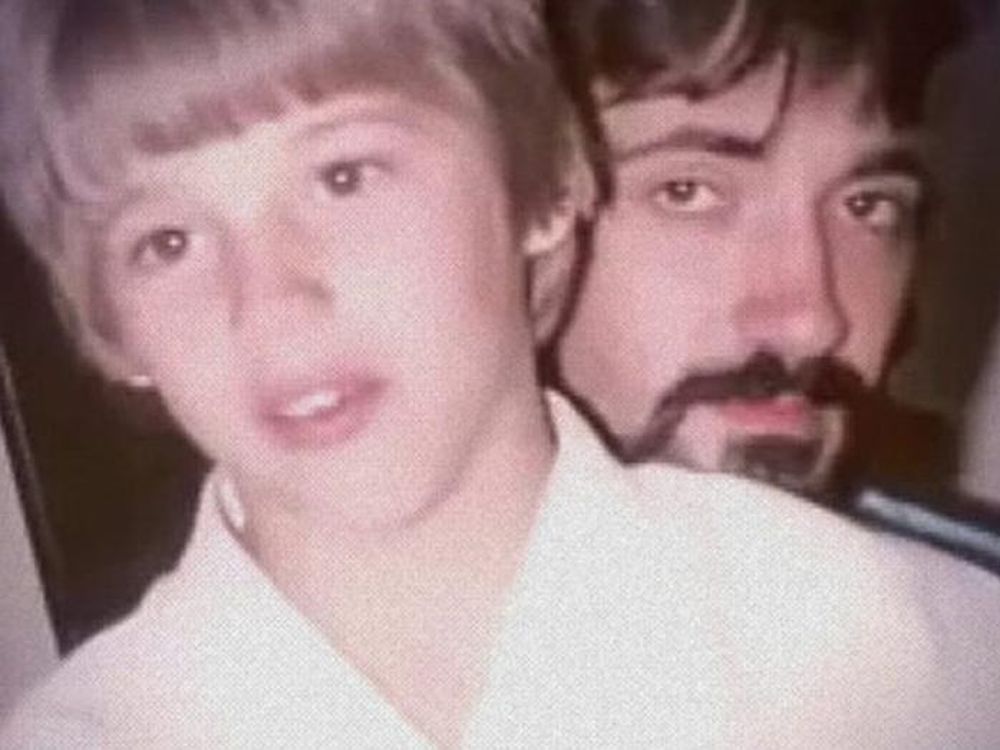 Sufrió abuso de pequeño, sacó un libro y el video de su padre matando al atacante se viralizó