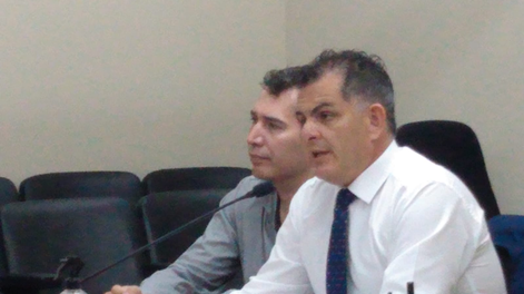 Cesar Coria y su abogado defensor. El profesor impartía la materia de agropecuaria en la escuela de 25 de Mayo donde ocurrieron los presuntos casos de abuso sexual.&nbsp;