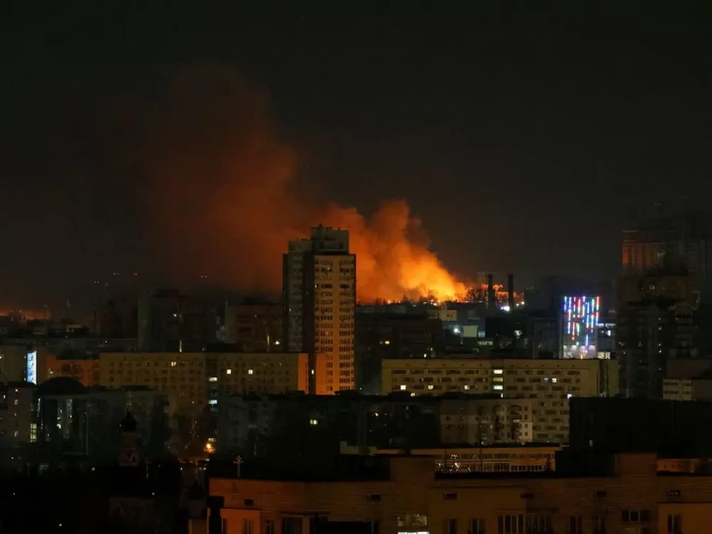 Siguen avanzando tropas rusas en Ucrania: reportan explosiones en el norte de Kiev