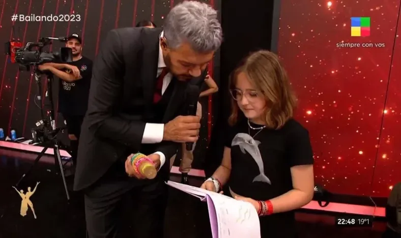 La hija de Dani “la Chepi” visitó el Bailando y le vendió pulseritas a Tinelli