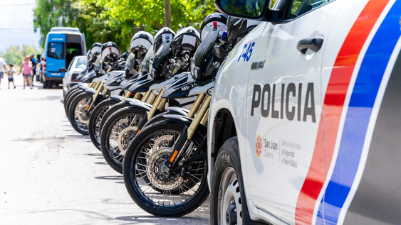 milagro en la bebida: policias salvaron a un bebe con dificultades para respirar y lo trasladaron al hospital