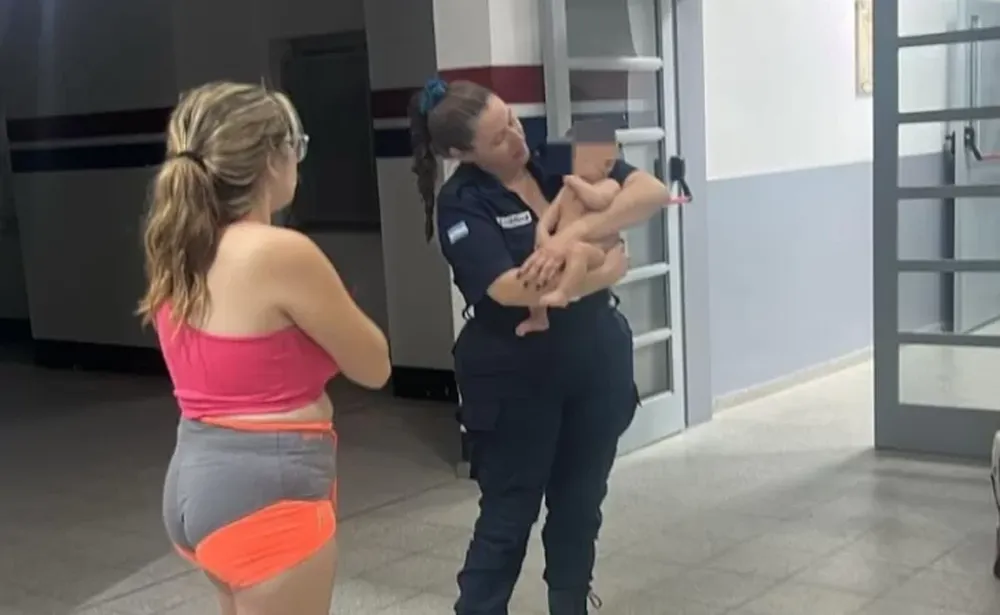 Una policía le salvó la vida a una bebé de tres meses que llegó ahogada y sin respirar a la comisaría