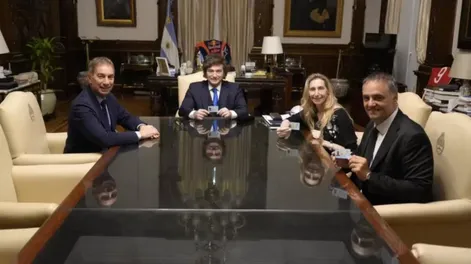 El gobierno no cederá a los reclamos de los gobernadores. Hoy, el presidente Javier Milei, su hermana Karina y Manuel Adorni recibieron sus nuevos DNI.
