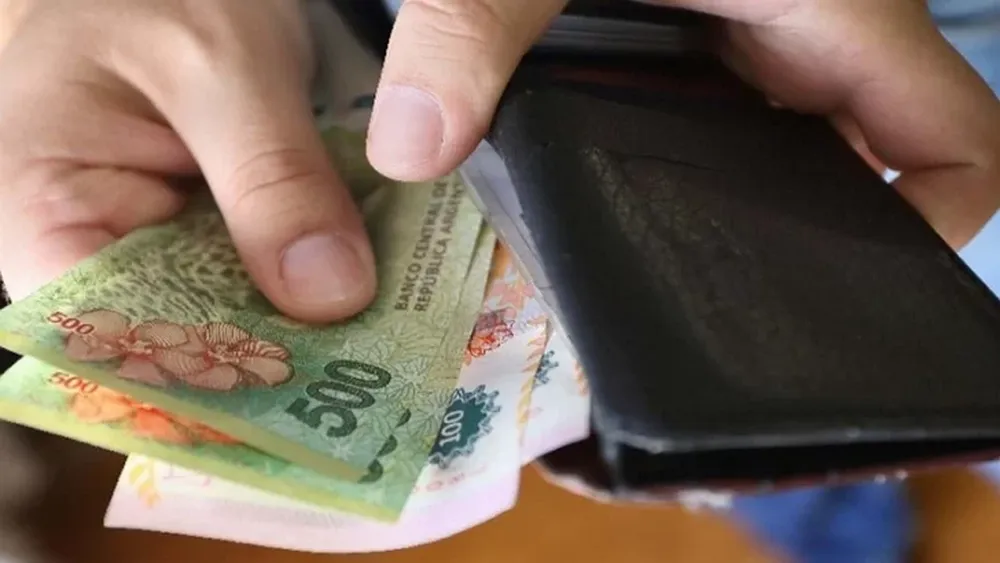 Oficializan la suba escalonada del salario mínimo: aumentará 47% para fin de año