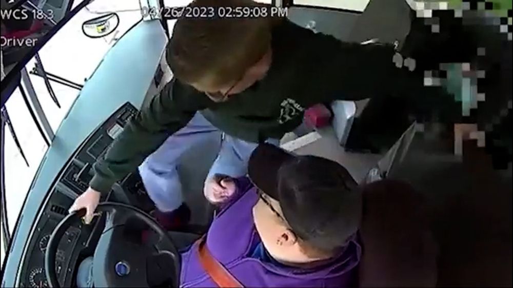 Manejaba un autobus escolar, se descompensó y un niño de 13 años salvó a sus compañeros