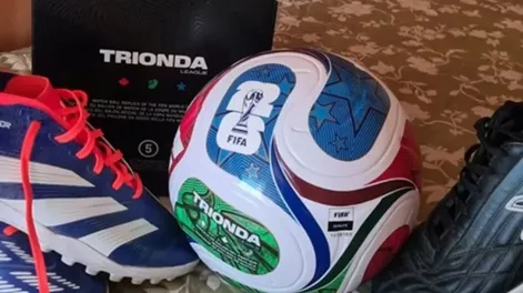 Diario de Cuyo | Tricolor. La nueva pelota de Adidas remarca los colores de los tres países organizadores.