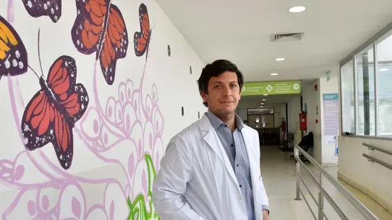Sin recursos en un vuelo de línea, salvó una vida con RCP