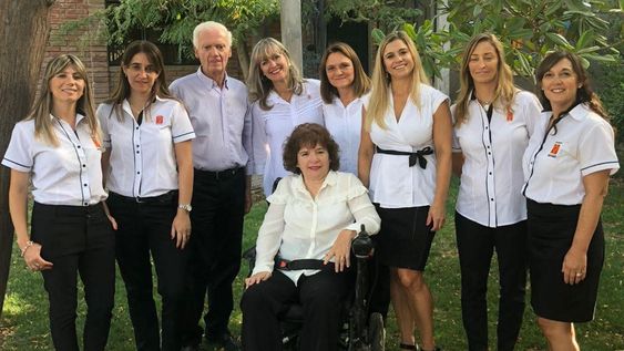 Parte de la comunidad del Colegio San Pablo, junto a la profesora Silvia Malberti
