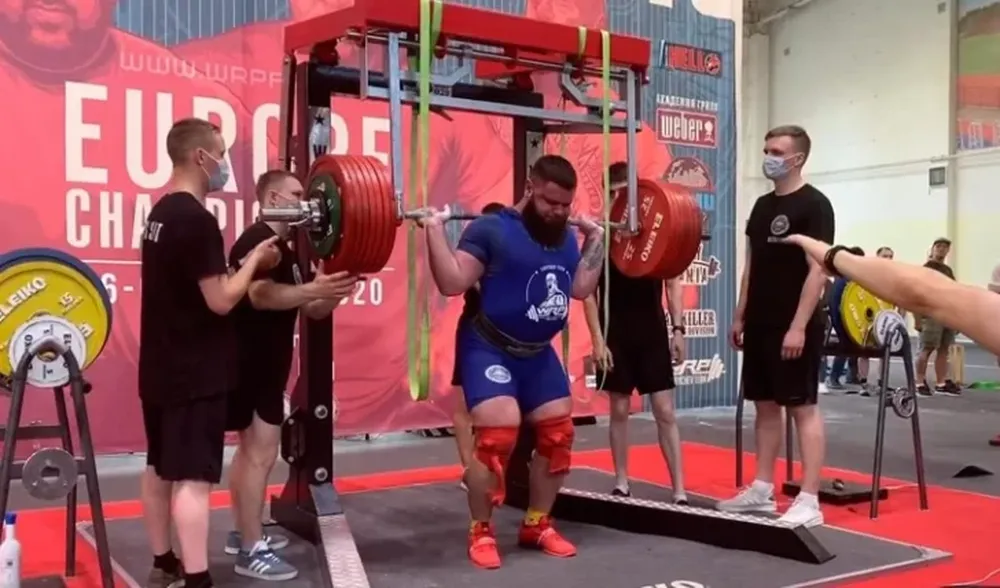 Se rompió las dos rodillas al intentar levantar 400 kilos