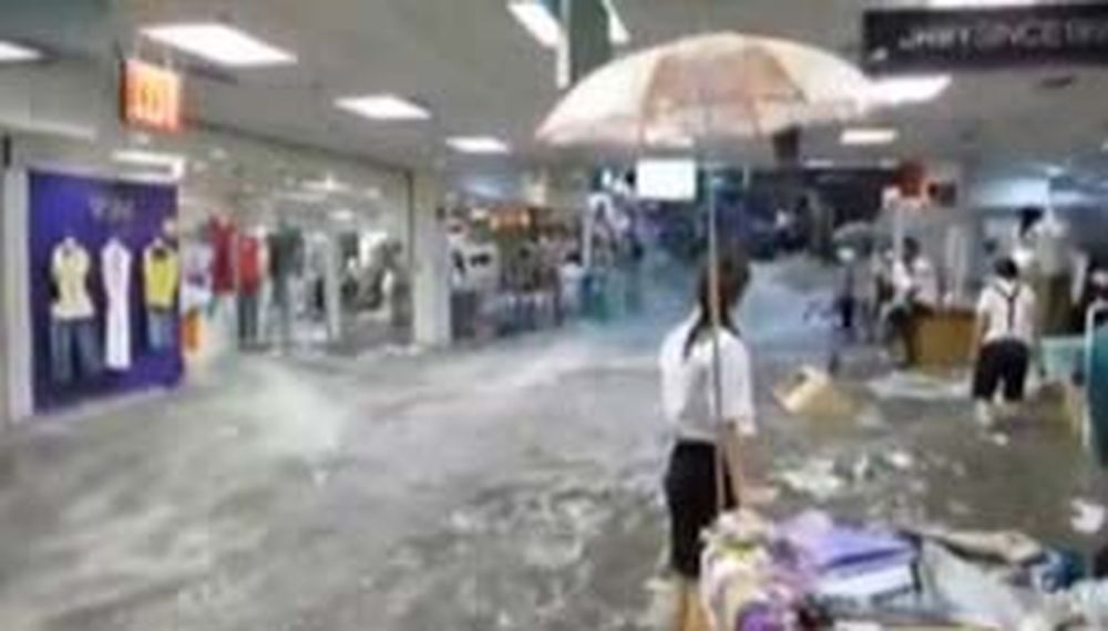 Un shopping fue arrasado por una inundación