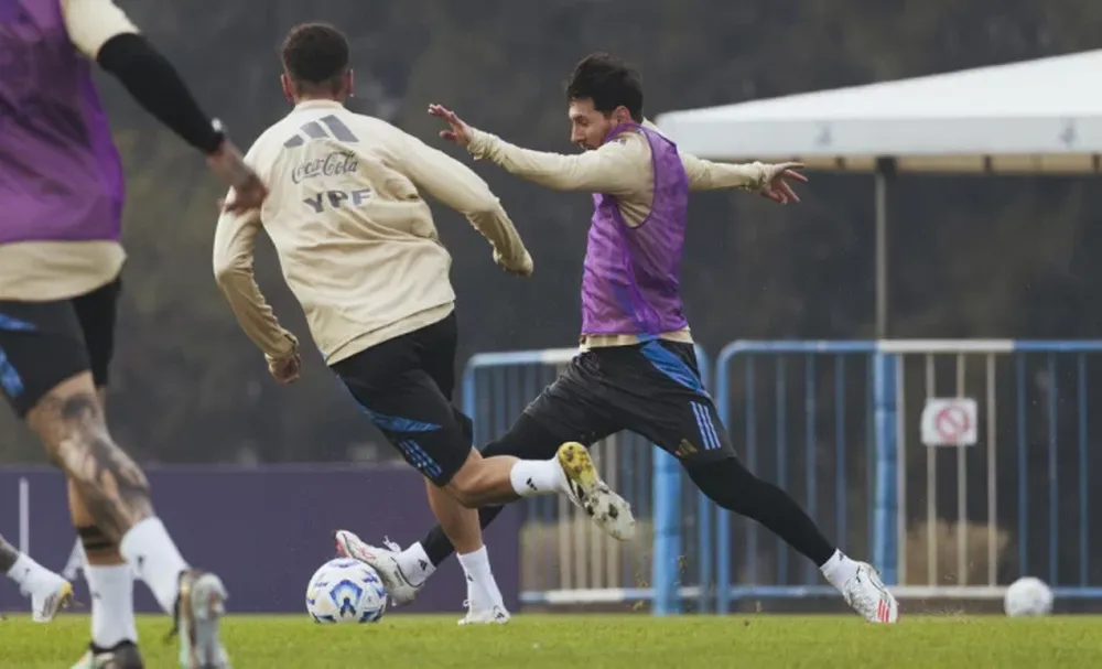A FULL. Lionel Messi entrenó con todo y apunta a ser titular con los Cafeteros.