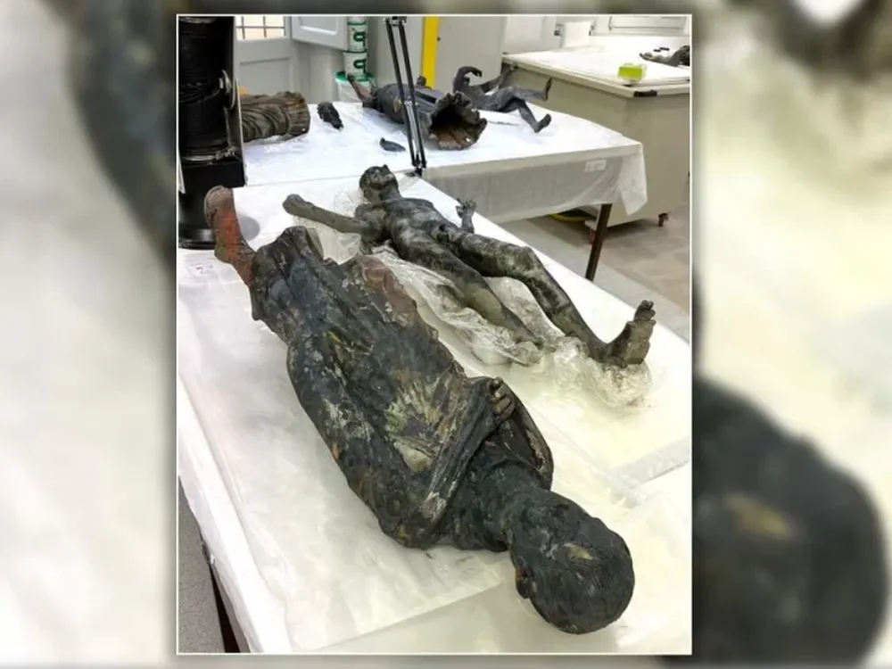 Hallaron 24 estatuas romanas y etruscas de 2300 años y miles de monedas