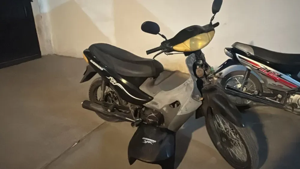 La moto en la que circulaba el sospechoso tenía pedido de secuestro por robo, informó la Policía.