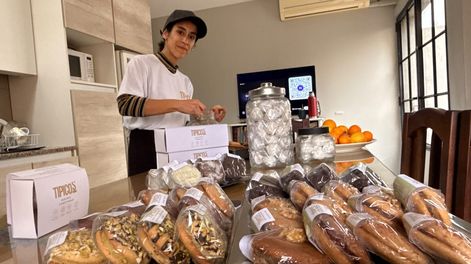 María Florencia Bustos Alba, es un emprendedora sanjuanina que elabora alfajores de sabores exóticos.