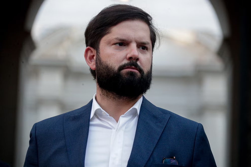 Parlamentarios de oposici&oacute;n exigieron al expresidente Gabriel Boric que se pronuncie al respecto, asunto que no ha ocurrido (EFE/Ailen D&iacute;az)