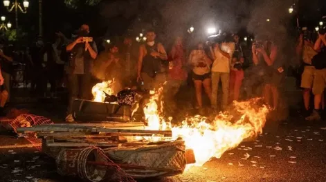 El Gobierno denunciará a los manifestantes que rompieron baldosas y prendieron fuego contenedores