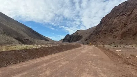 Un camión hidrogrúa de un proyecto minero volcó, el conductor salió ileso gracias al cinturón de seguridad
