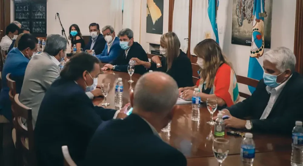 Uñac pidió no señalar a los jóvenes y dijo que no se aplicará nuevas restricciones