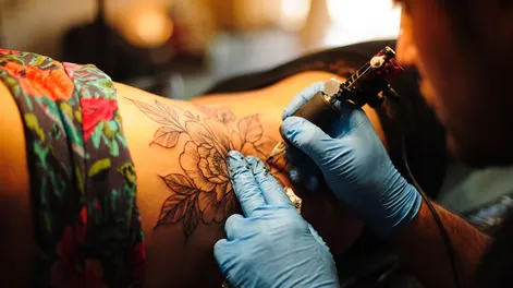 Tatuajes bajo la lupa: los riesgos ocultos de las tintas y el impacto en la salud que revelan los estudios
