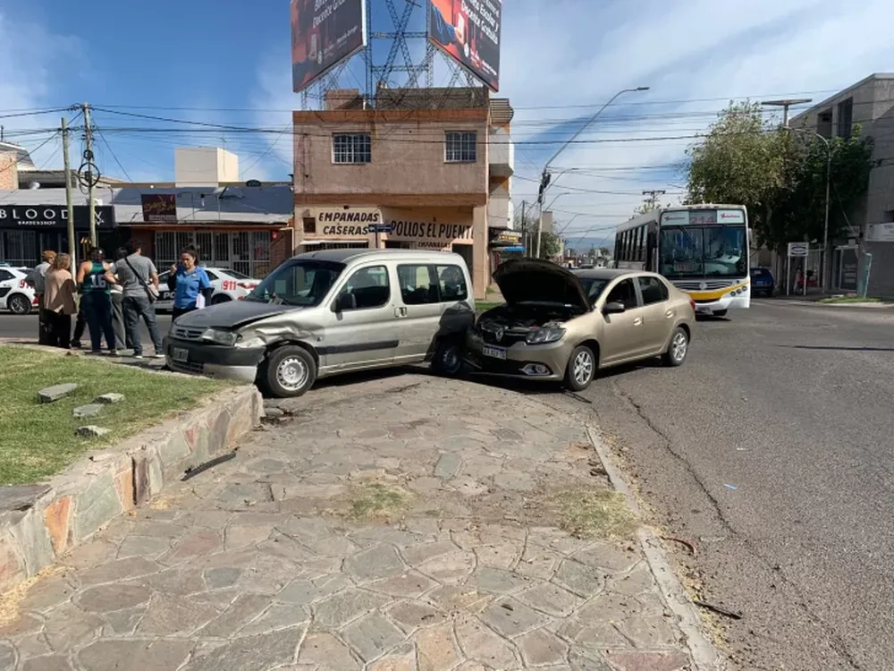Fuerte choque entre dos vehículos en una esquina peligrosa dejó a una mujer hospitalizada