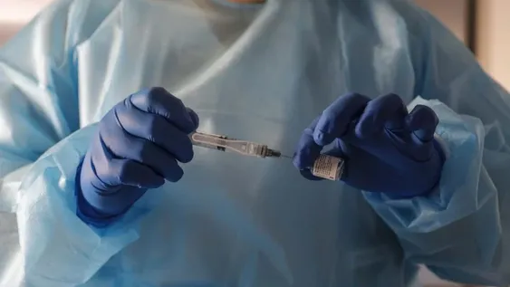 Quiénes son los más afectados por la cepa británica del coronavirus