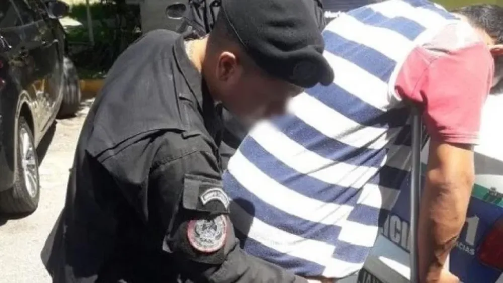 Tres sujetos robaron en una casa y la policía detuvo a uno que quiso escapar con muletas