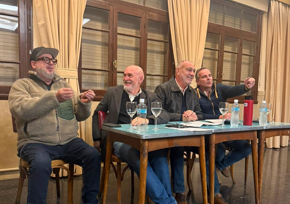 La primera reunión de DIPAN en el Club Sirio Libanés.-
