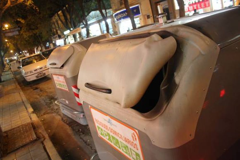 Queman uno de los nuevos contenedores en el centro