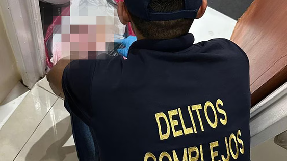 Un agente de Delitos Complejos examina un baño tras el hallazgo de fetos en una clínica de Villa Ballester.