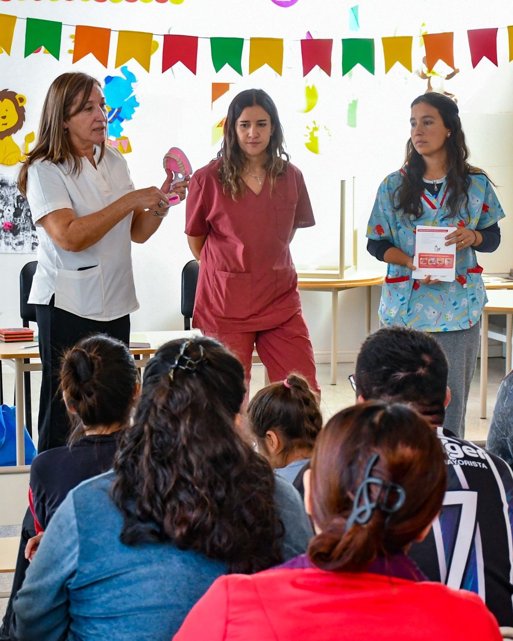 El bruxismo infantil causado por el uso de pantallas es uno de los temas de las charlas que da el equipo odontológico, de Salud, en los CDI.